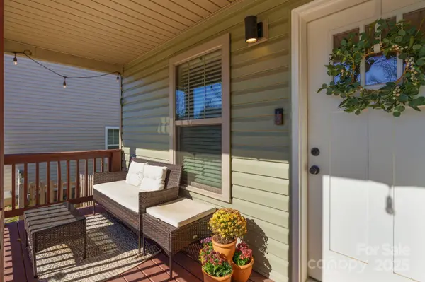 12 Lillie Farm LN, Weaverville, NC 28787