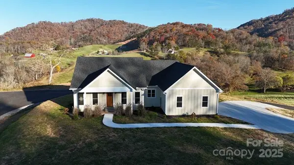70 Knox Best ST, Clyde, NC 28721