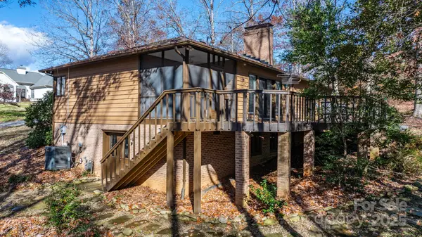 515 N Shore DR, Hickory, NC 28601