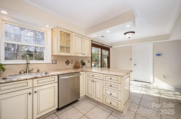 8700 Parkchester DR, Charlotte, NC 28277
