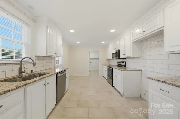 33 20th AVE NW, Hickory, NC 28601
