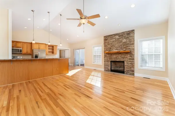 61 Locust Meadow LN, Weaverville, NC 28787