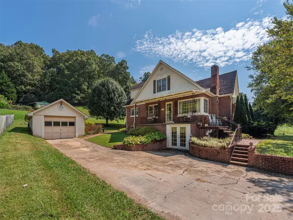 956 Iron Duff RD, Waynesville, NC 28785