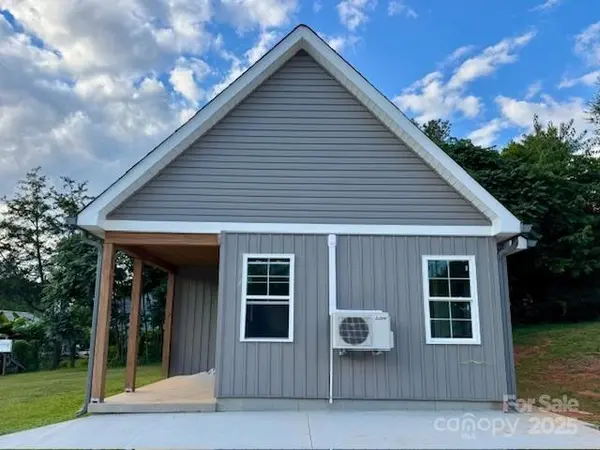 31 W Berkley ST, Granite Falls, NC 28630