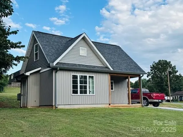 31 W Berkley ST, Granite Falls, NC 28630
