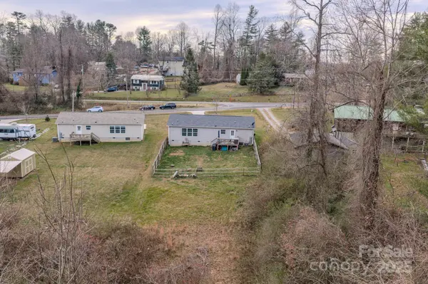 1471 Howard Gap Loop RD, Flat Rock, NC 28731