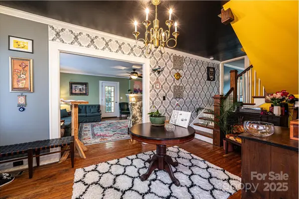 221 3rd ST NE, Hickory, NC 28601