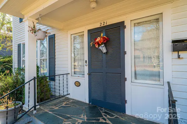 221 3rd ST NE, Hickory, NC 28601