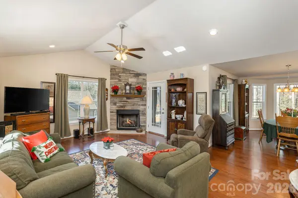 57 Pounding Mill RD, Hendersonville, NC 28792