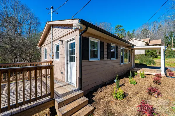 1640 1st Street CIR SE, Hickory, NC 28602