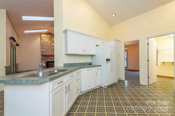 2 Woodburn CT, Swannanoa, NC 28778