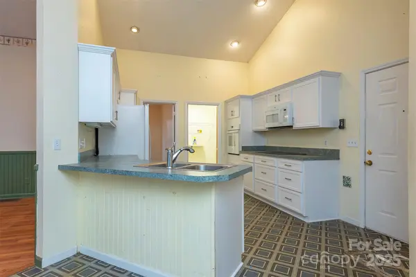 2 Woodburn CT, Swannanoa, NC 28778