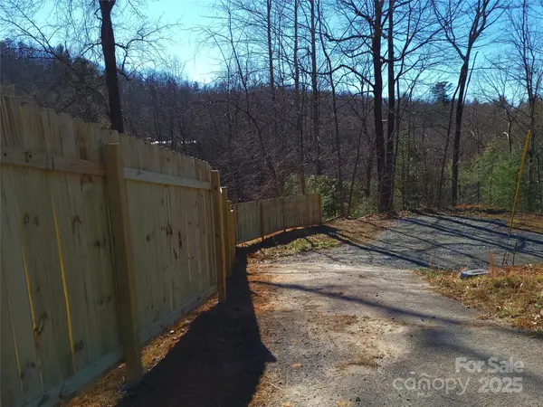 624/586 Turkey Pen Gap RD, Horse Shoe, NC 28742