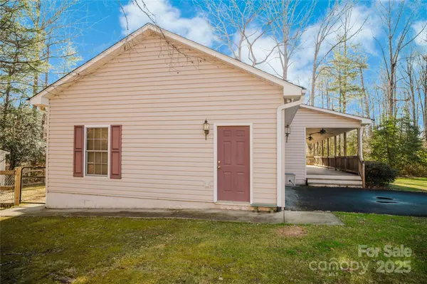 159 W Sweetbriar LN, Etowah, NC 28729
