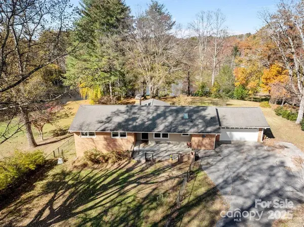 20 Country RD, Hendersonville, NC 28791