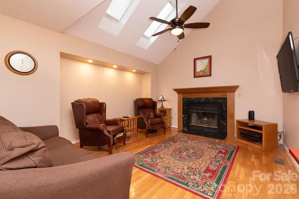 2 Strathmore DR, Arden, NC 28704