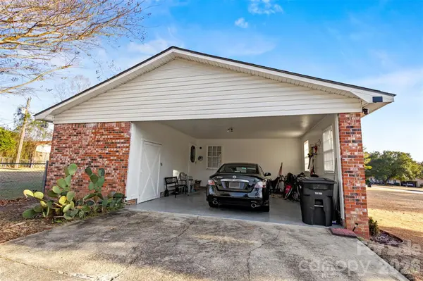 1904 Dixon LN, Camden, SC 29029