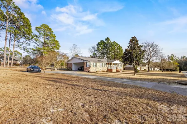 1904 Dixon LN, Camden, SC 29029