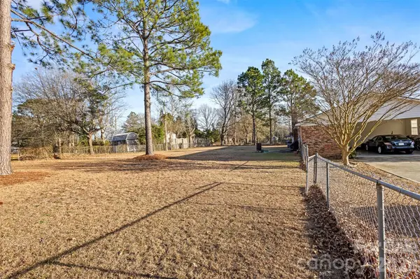 1904 Dixon LN, Camden, SC 29029