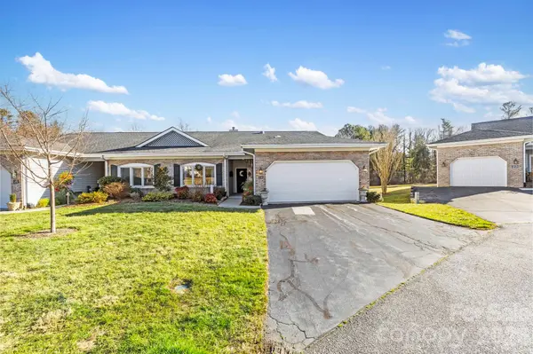 24 Country Meadows LN, Hendersonville, NC 28792