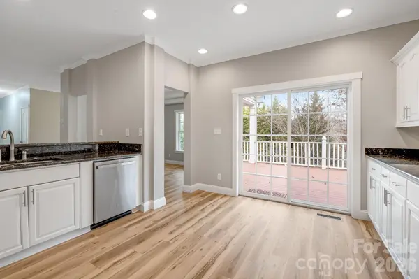 402 Sweetbriar RD N, Lake Lure, NC 28746