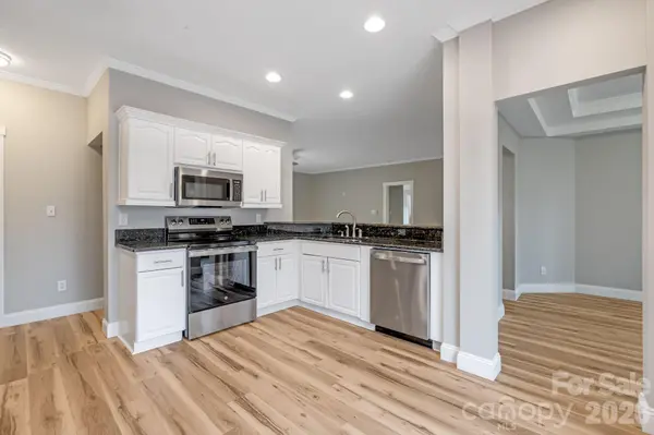 402 Sweetbriar RD N, Lake Lure, NC 28746