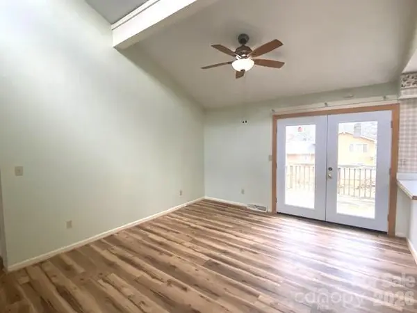 15 Golden Oaks LN, Fletcher, NC 28732