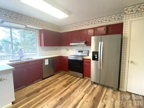 15 Golden Oaks LN, Fletcher, NC 28732