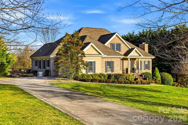 100 Bradford Farm RD,  Mills River,  NC 28759