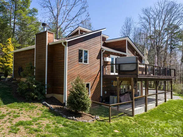 39 Red Oak LN, Alexander, NC 28701
