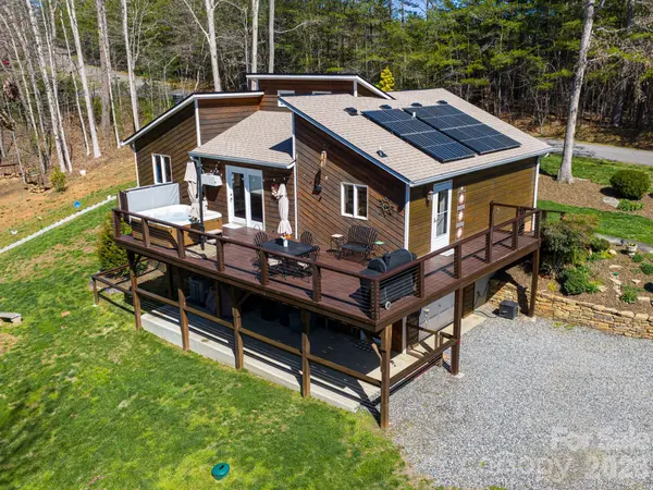 39 Red Oak LN, Alexander, NC 28701