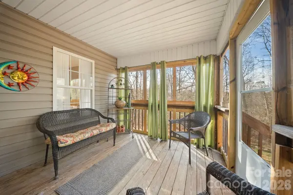8 Maltese LN, Weaverville, NC 28787