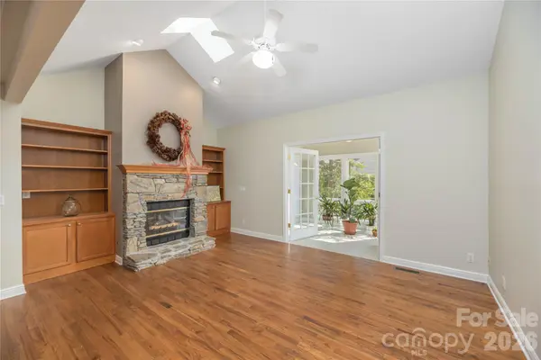 64 Pinnacle PT, Asheville, NC 28805