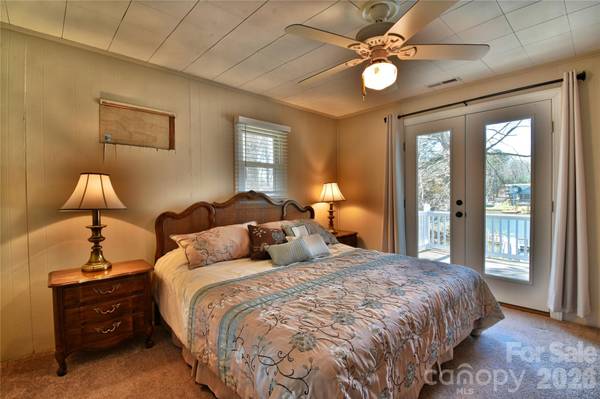 320 Pinehaven DR, Badin Lake, NC 28127