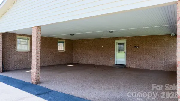 5515 Chestnut DR, Hickory, NC 28602