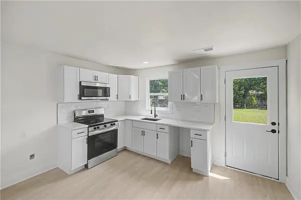 834 N Walker LN, Olathe, KS 66061