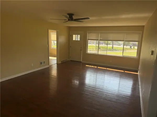 1704 E Mechanic ST, Harrisonville, MO 64701