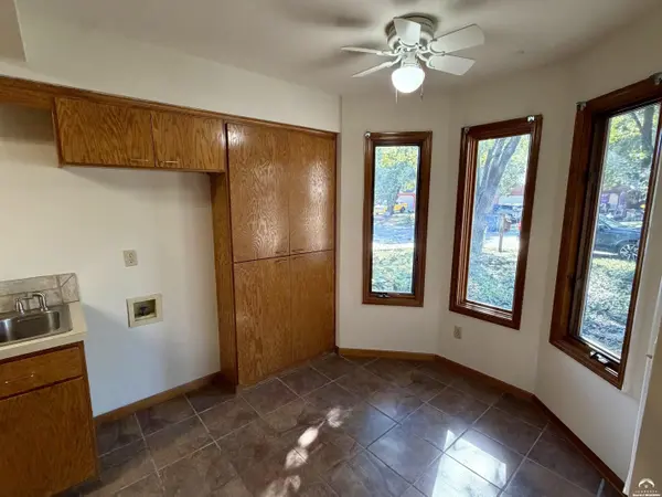 211 Summertree LN, Lawrence, KS 66049