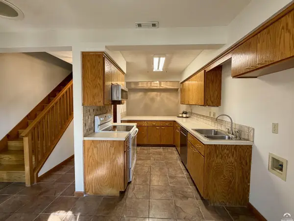 211 Summertree LN, Lawrence, KS 66049