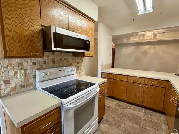 211 Summertree LN, Lawrence, KS 66049