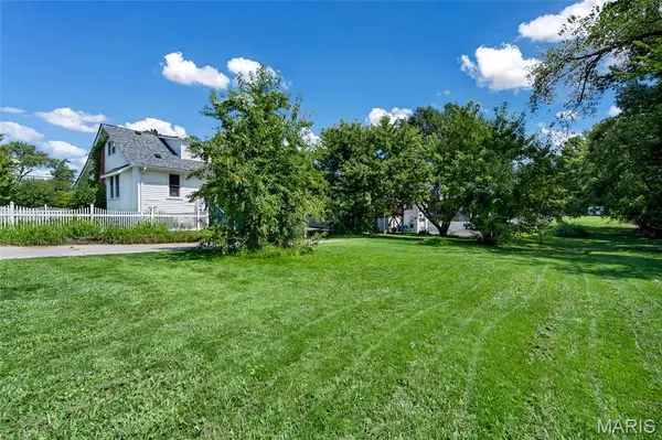 9726 Lackland RD, Overland, MO 63114