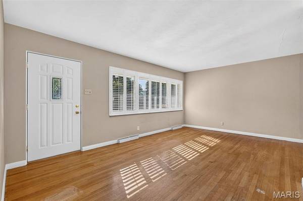 8848 Red Oak DR, Crestwood, MO 63126