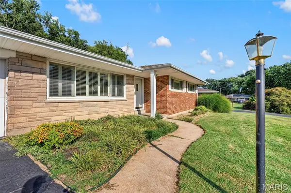 8848 Red Oak DR, Crestwood, MO 63126
