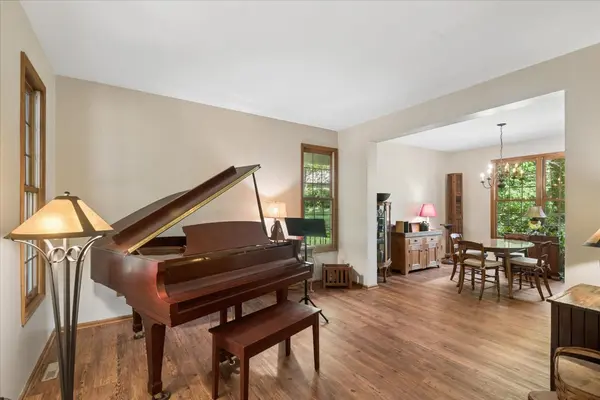 300 White Tail LN, Ingleside, IL 60041