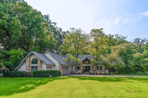 5520 Hilltop LN, Libertyville, IL 60048