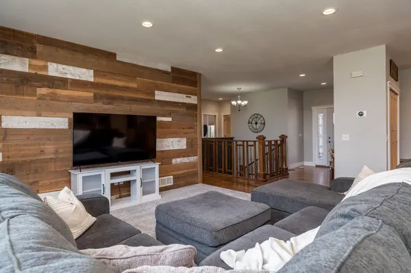 705 Maple LN, Eagle Lake, MN 56024