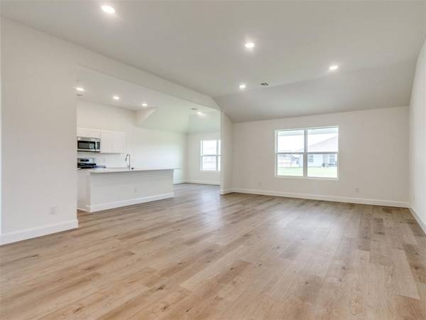 920 Hazy Brook CIR, Chickasha, OK 73018