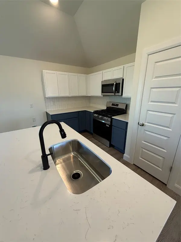1205 E Stallion LN, Mustang, OK 73064