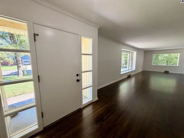 211 Hyde Park Dr, Hutchinson, KS 67502