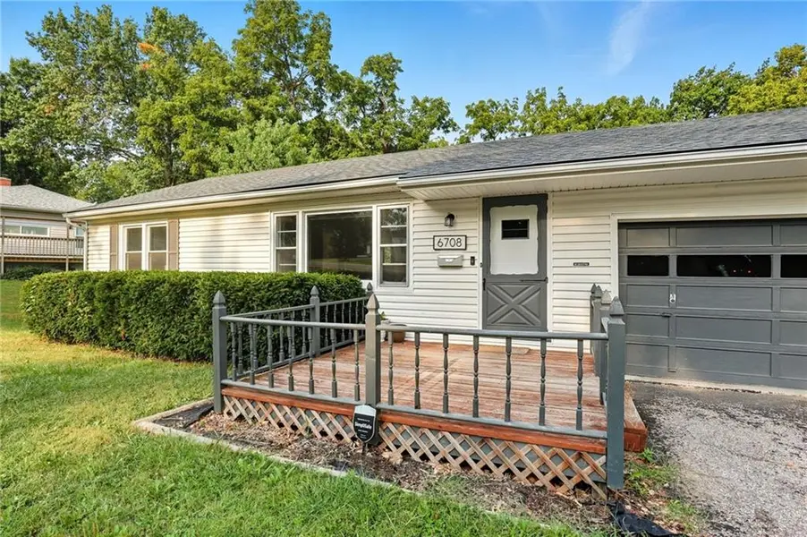 6708 N Grand AVE, Gladstone, MO 64118